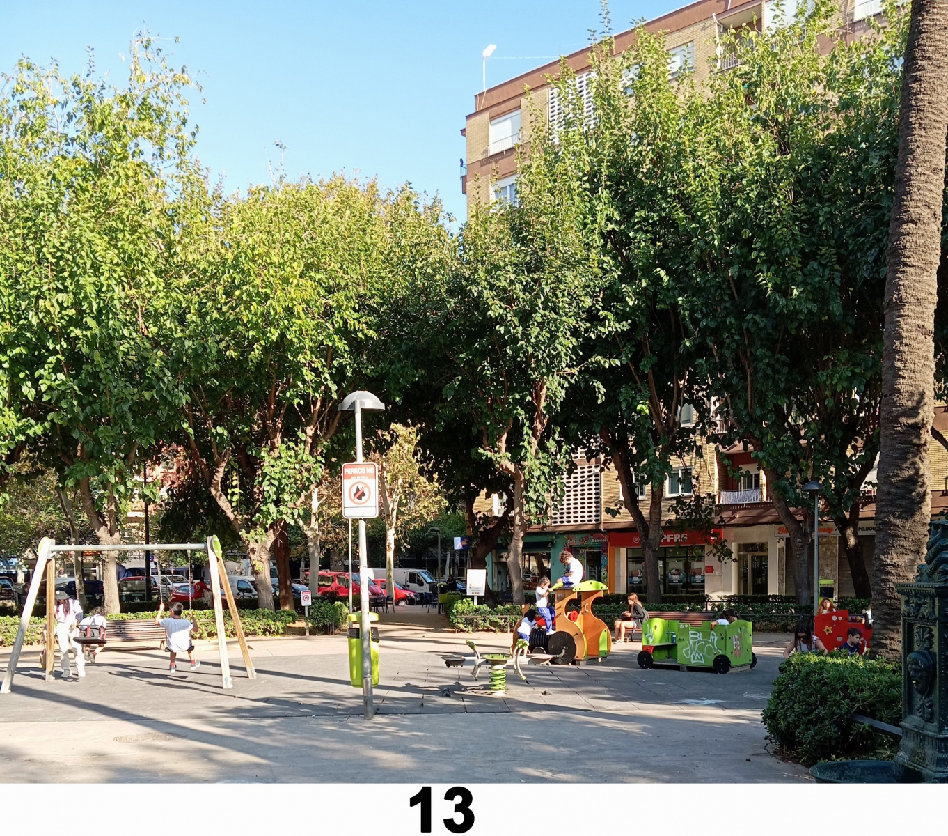 M-13-Jugant-en-la-placa-Dr-Torrens